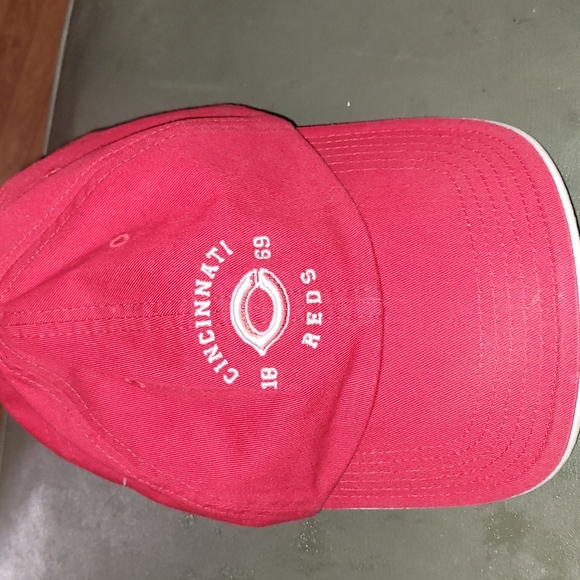 Cincinnati Reds Hat - Picture 1 of 3